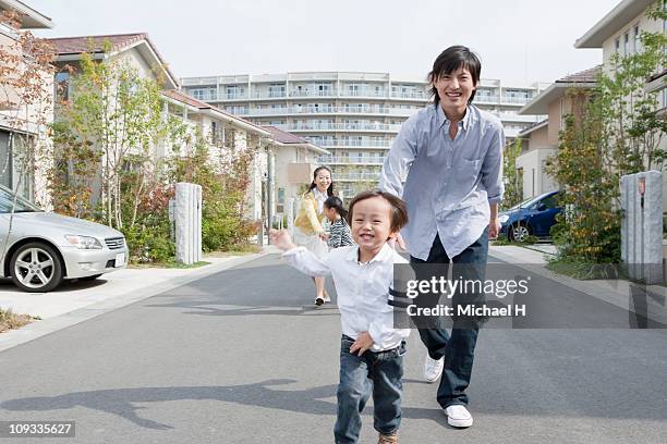 boy who begins to run gladly - 家族　日本人　走る ストックフォトと画像