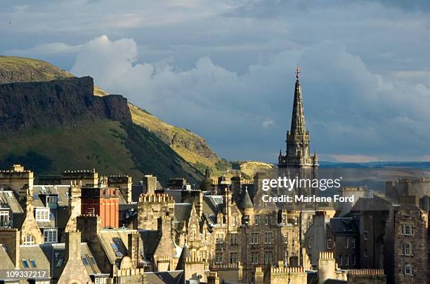 arthurs seat and edinburgh - arthurs seat stock pictures, royalty-free photos & images