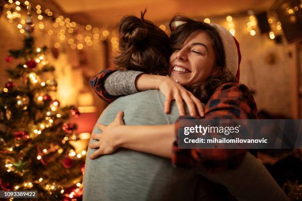 pareja abrazándose - navidad fotografías e imágenes de stock