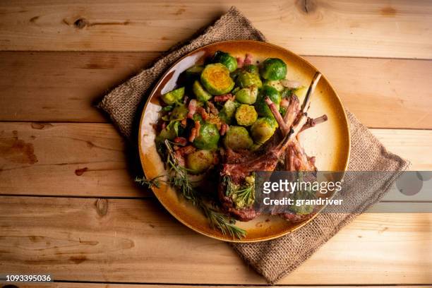 gegrilltes neuseeland lamm-koteletts mit sautierten rosenkohl vergoldet - new zealand food stock-fotos und bilder