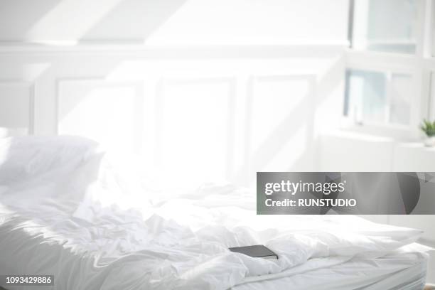 sunlight shining in bedroom - bright bedroom stockfoto's en -beelden