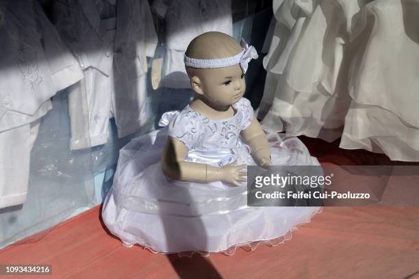 baby mannequin at el paso, texas, usa - baby accessories the dummy imagens e fotografias de stock