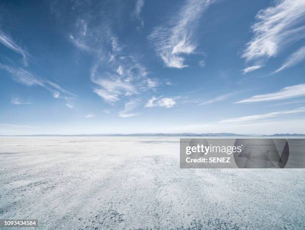 empty parking lot - horizon over land stockfoto's en -beelden