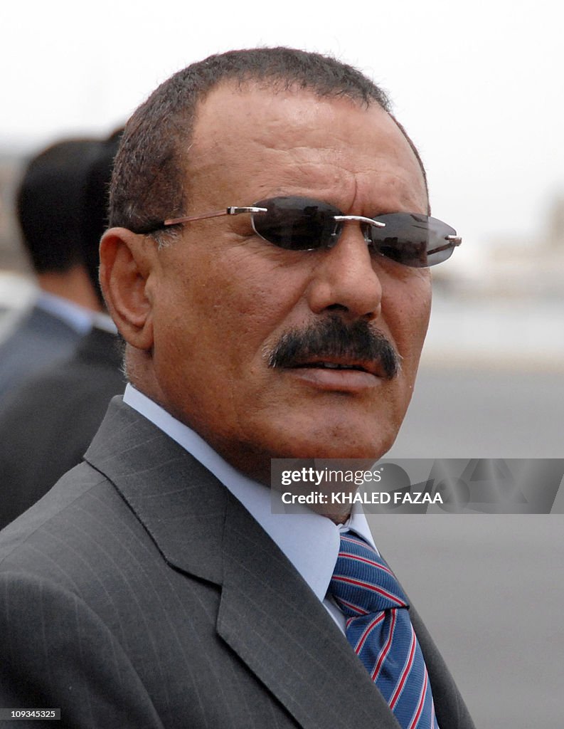 Yemeni President Ali Abdullah Saleh wait