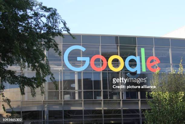 May 2018, US, Mountain View: The logo of Google on the facade of the headquarters of the parent company Alphabet. Alphabet announces 4th quarter...