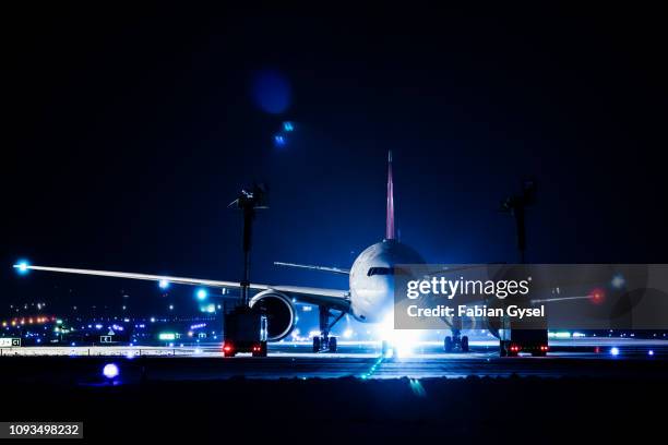 swiss international air lines boeing 777-300er - airport zurich imagens e fotografias de stock