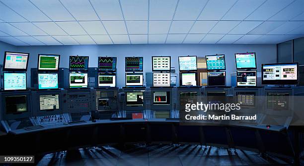 computer screens in control room - control room monitors stockfoto's en -beelden