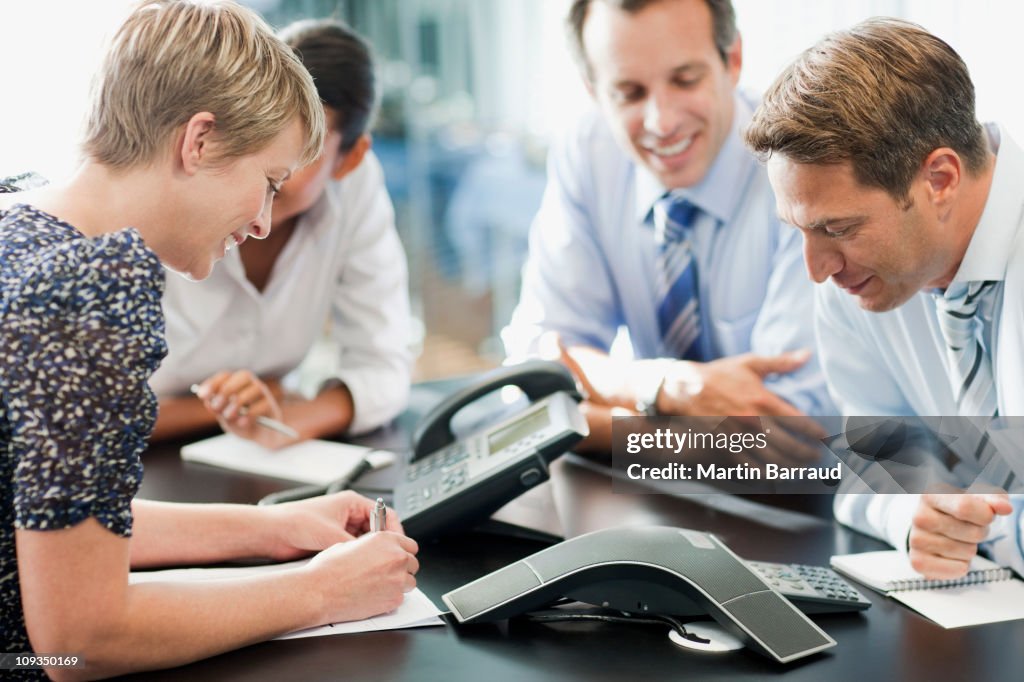 Gente de negocios en reunión de llamada de conferencia