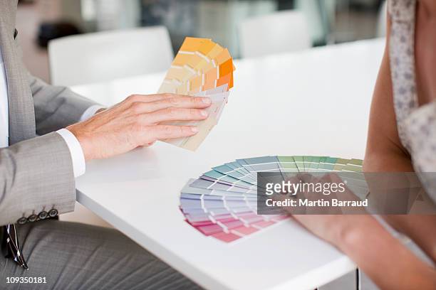 las personas de negocios analizar juntos muestra de colores - bien vestido fotografías e imágenes de stock
