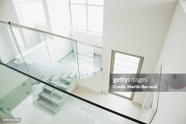 baranda en escalera de cristal moderna de casa - glass stair railing fotografías e imágenes de stock