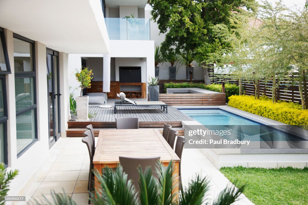 Moderna patio junto a la piscina.