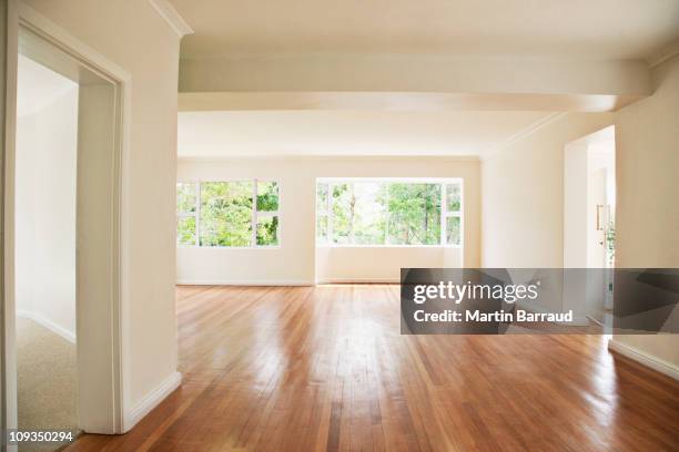 vazia sala de estar com paredes brancas - chão de madeira imagens e fotografias de stock