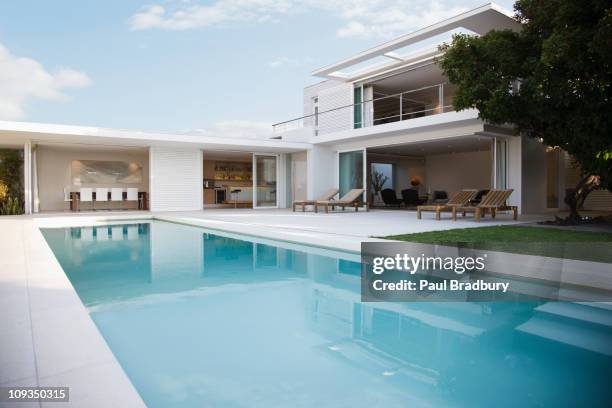 casa moderna e piscina - modern house outside imagens e fotografias de stock