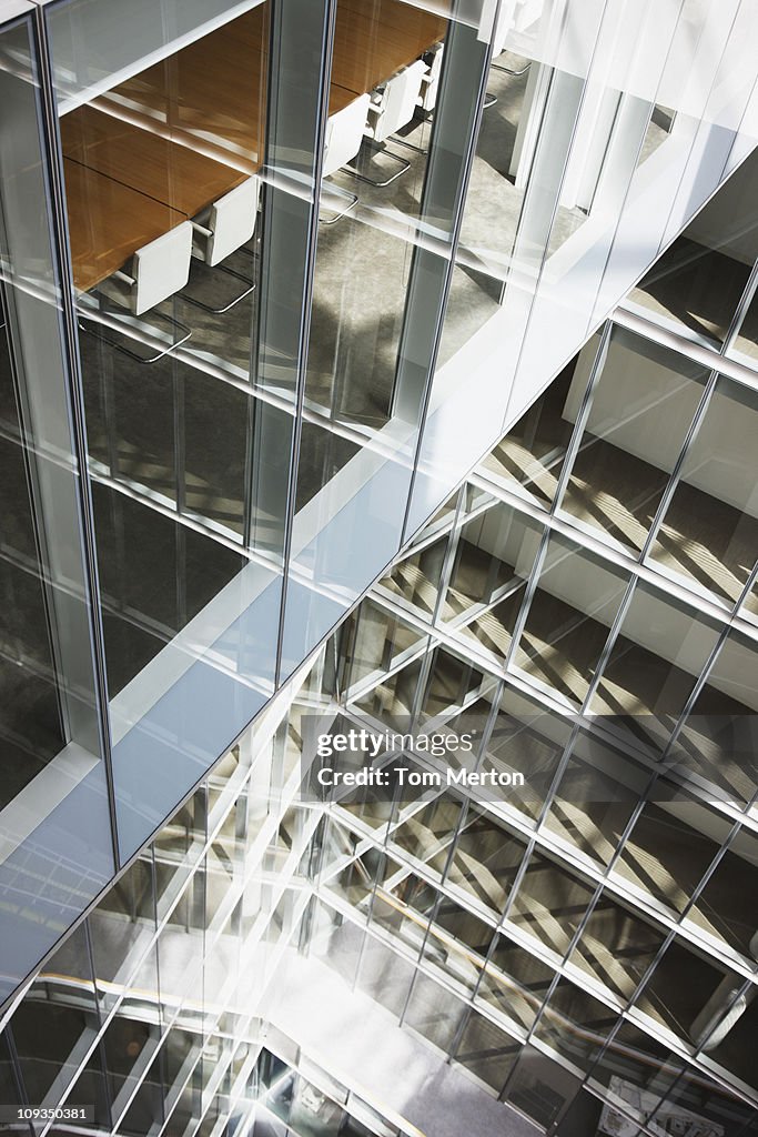 アトリウムのガラスモダンなオフィスビル