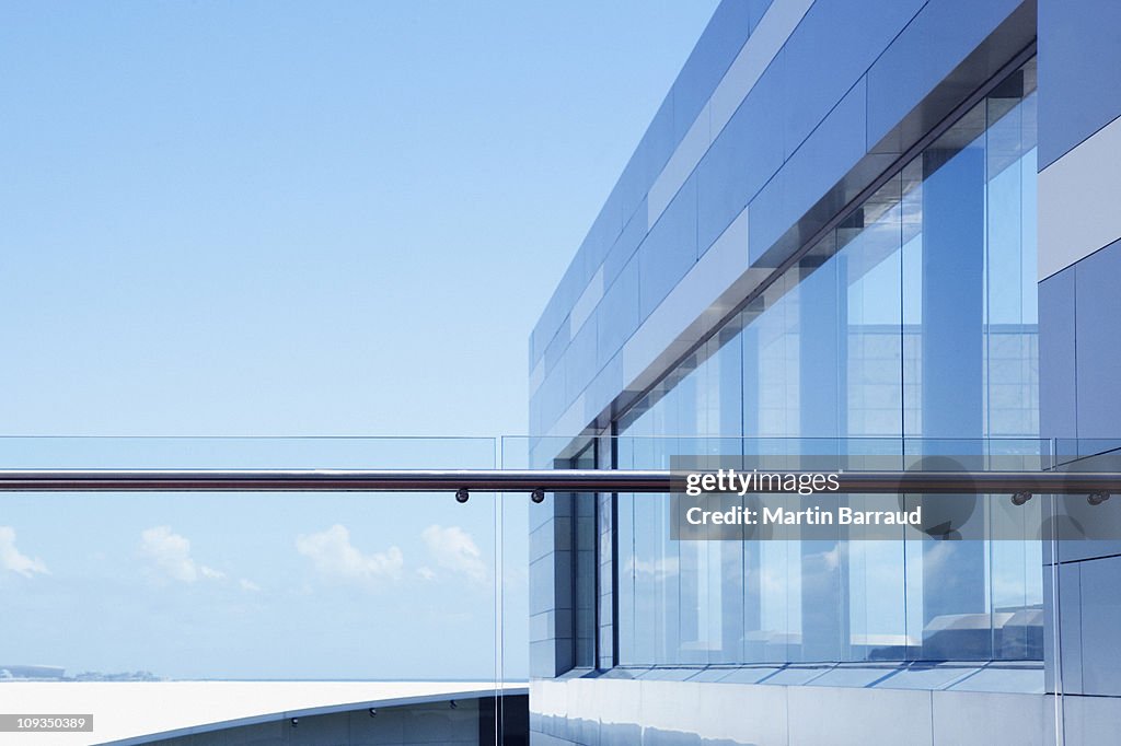 Glas Geländer auf moderne Gebäude Balkon