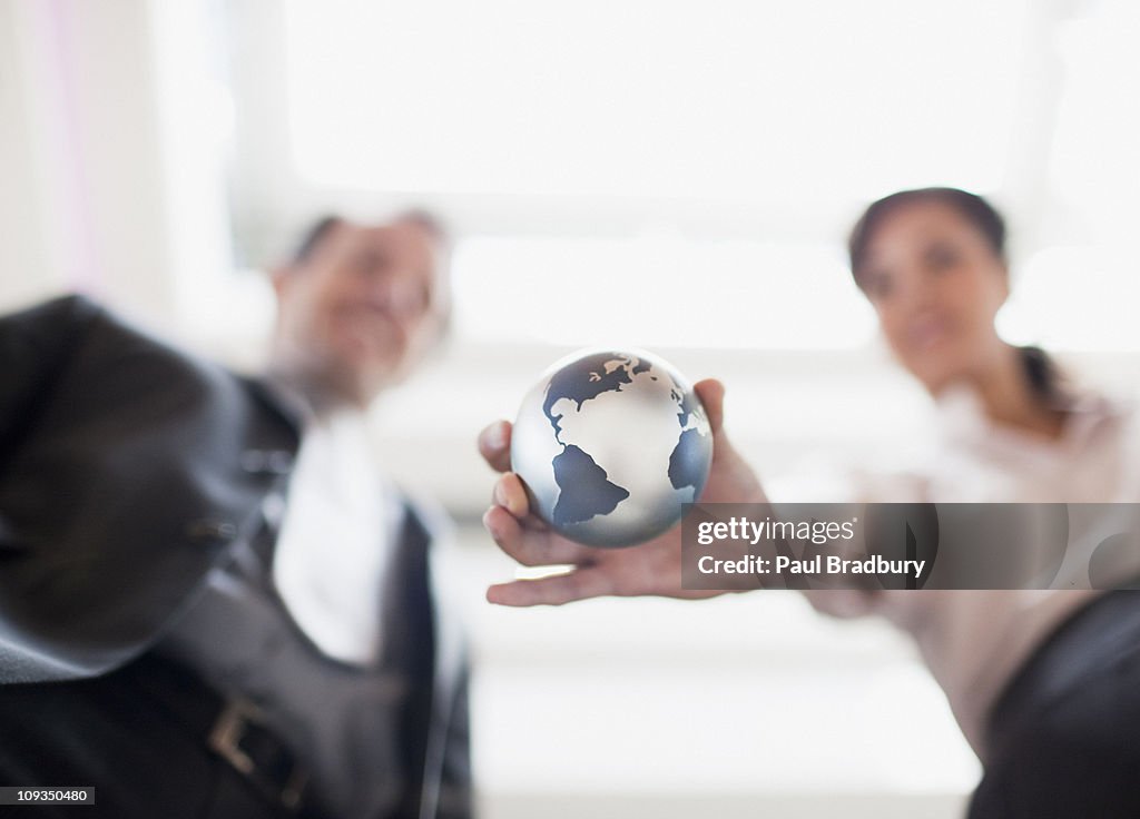 Geschäftsfrau halten kleine Welt im Büro