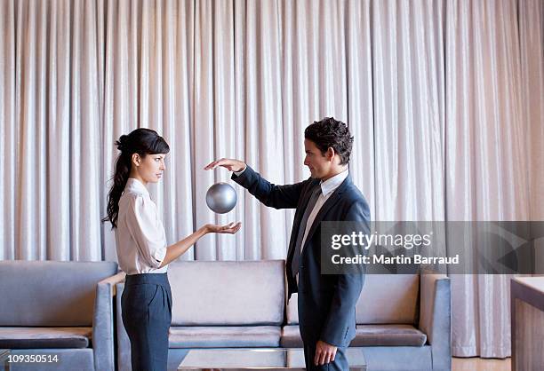 las personas de negocios de fiving en el lobby del hotel - hovering fotografías e imágenes de stock