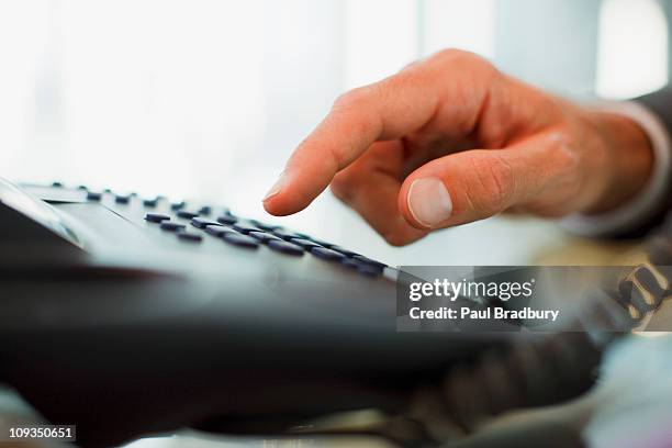 empresário a marcar no escritório telefone - telefone fixo imagens e fotografias de stock