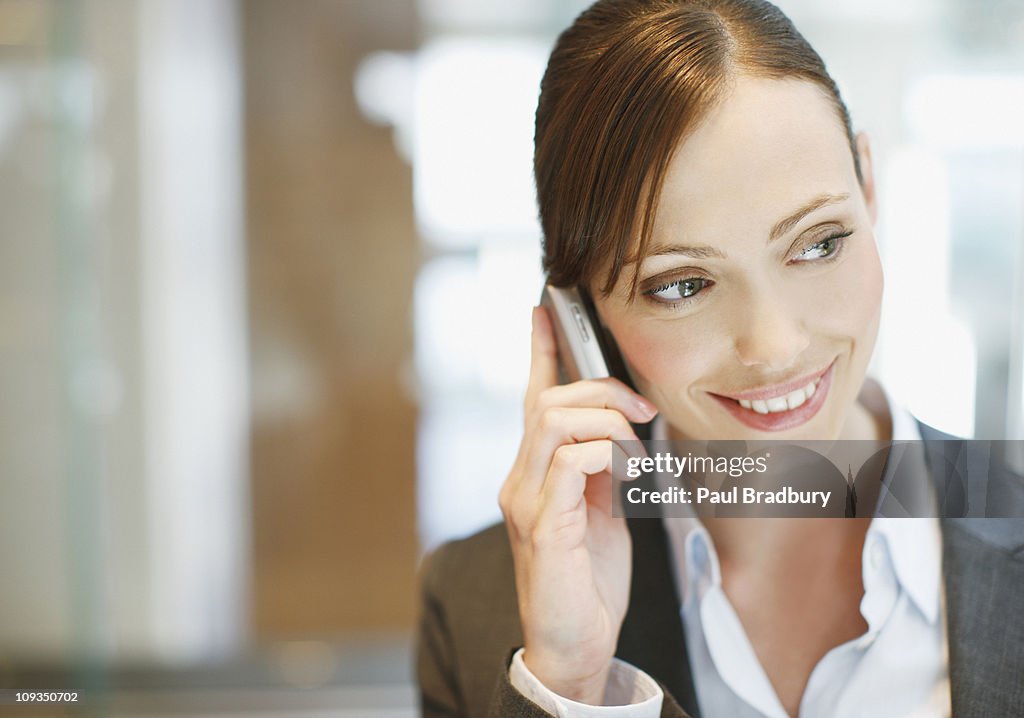 Mujer de negocios hablando por teléfono celular