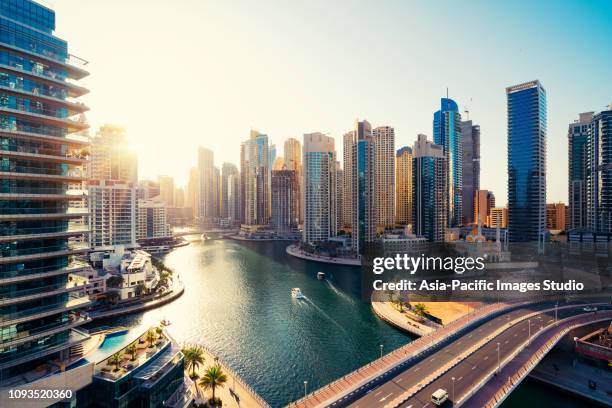 skyline de dubai marina e modernos arranha-céus ao amanhecer - dubai skyline - fotografias e filmes do acervo