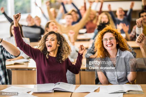 am ende des schuljahres ist endlich da! - schulabschluss stock-fotos und bilder