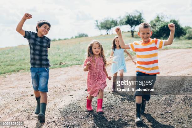 gelukkige jeugd - happy dirty child stockfoto's en -beelden