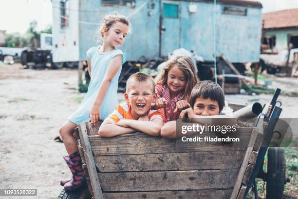 niños en un carro de caballo - family caucasian fotografías e imágenes de stock