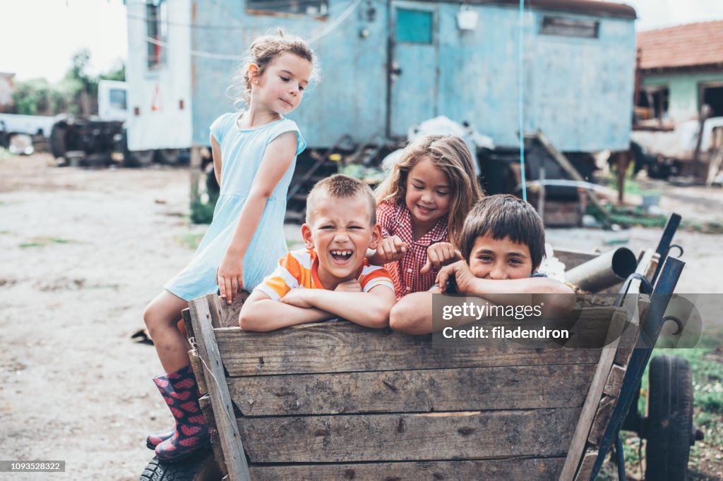 Kinderen in een kar met paard