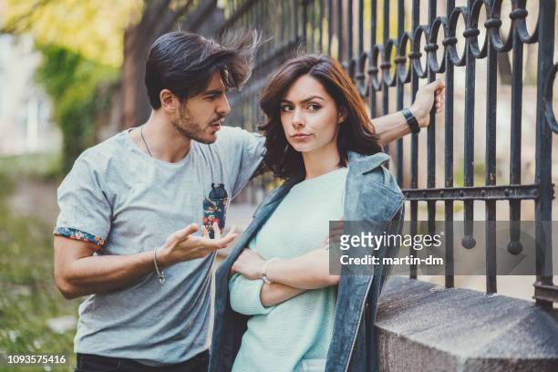 couple discussing their relationship - girlfriend imagens e fotografias de stock