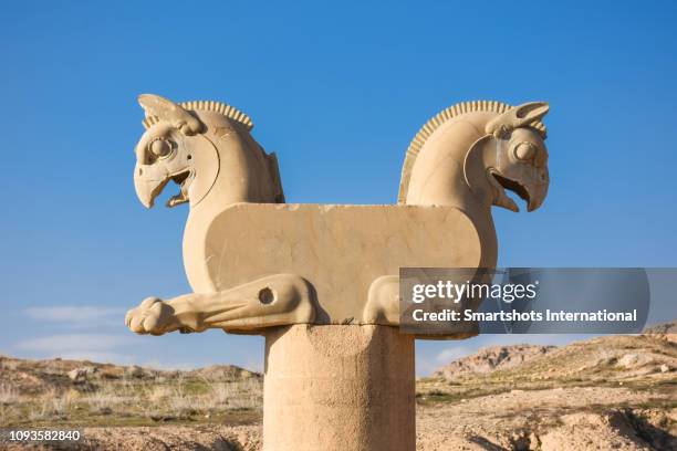 double-headed griffin capital (huma bird) in persepolis, iran, capital city of the achaemenid dynasty in persia, a unesco heritage site - persian culture fotografías e imágenes de stock