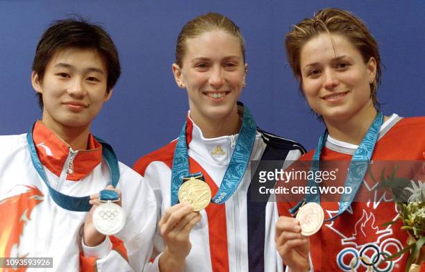 Chinese Li Na, US diver Laura wilkinson and Canadian Anne Montminy display their medals on the 10m platform diving event podium 24 September 2000 at...