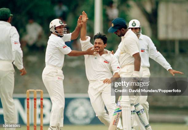 Pakistan celebrate the wicket of Sri Lankan batsman Asanka Gurusinha who is out, caught by Rashid Latif off the bowling of Mushtaq Ahmed during the...