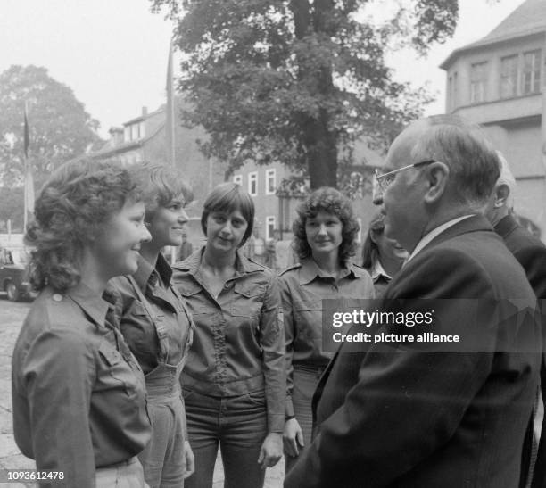 FDJler in FDJ-Blusen im Gespräch mit SED-Parteifunktionär Kurt Hager am vor dem Volkshaus in Jena im Rahmen Investitur des neuen Rektors der...