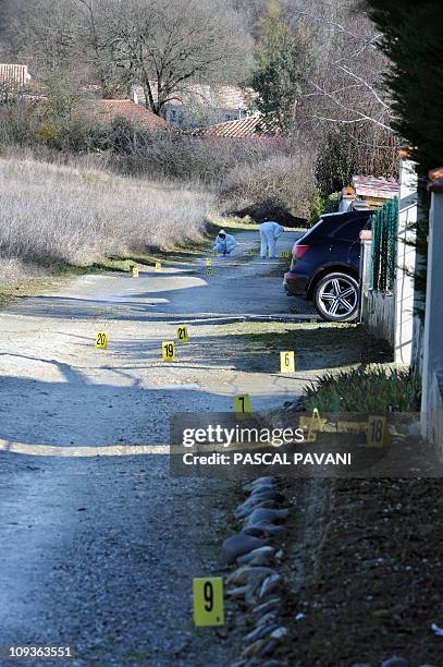 Des experts de la brigade scientifique examinent des traces sur un chemin de la commune de Bouloc, le 15 février 2011, où des effets personnels de...