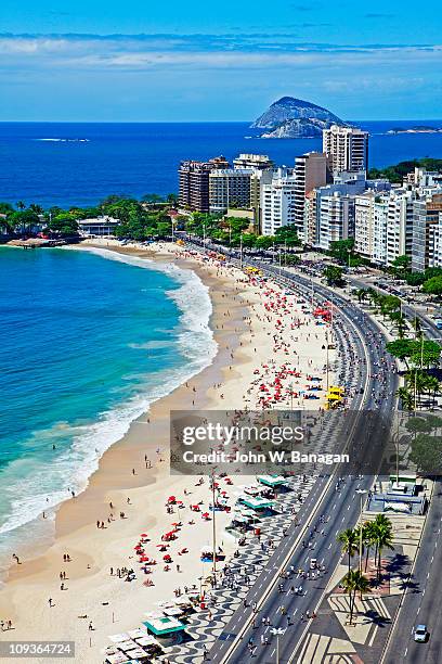 copacabana beach with surf and tourists - 科帕卡巴納海灘 個照片及圖片檔