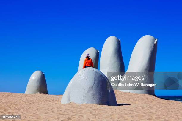 sculpture of fingers at  punta del este - punta del este fotografías e imágenes de stock