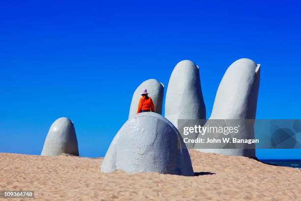 sculpture of fingers at punta del este - punta del este photos et images de collection