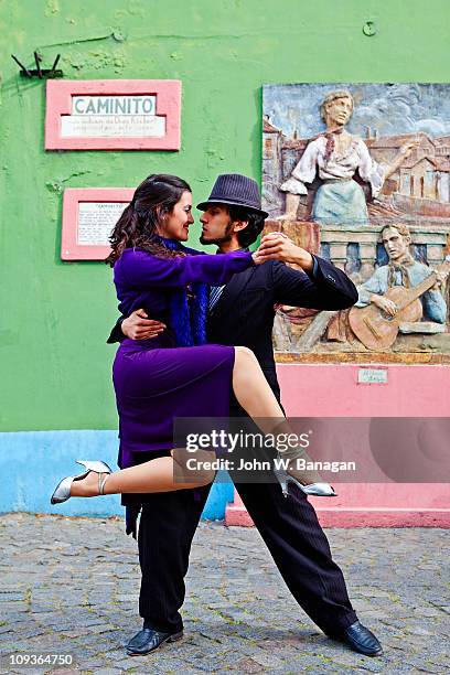 tango dancers - tango fotografías e imágenes de stock