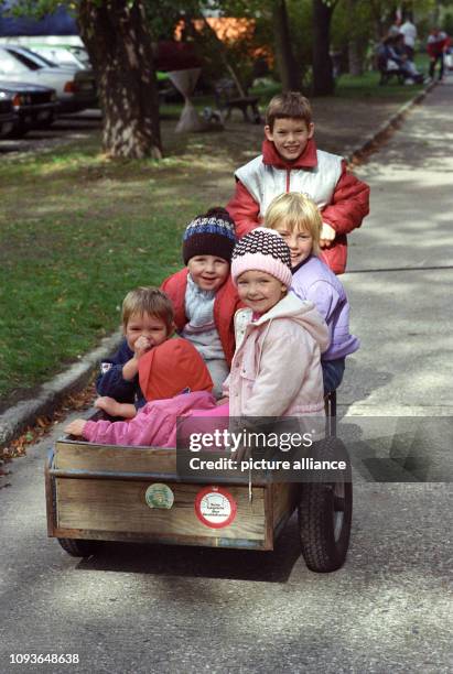 Flüchtlingskinder aus der DDR sitzen am vor einer Notunterkunft in Hannover in einem Bollerwagen, nachdem sie am Tag zuvor mit über 800...