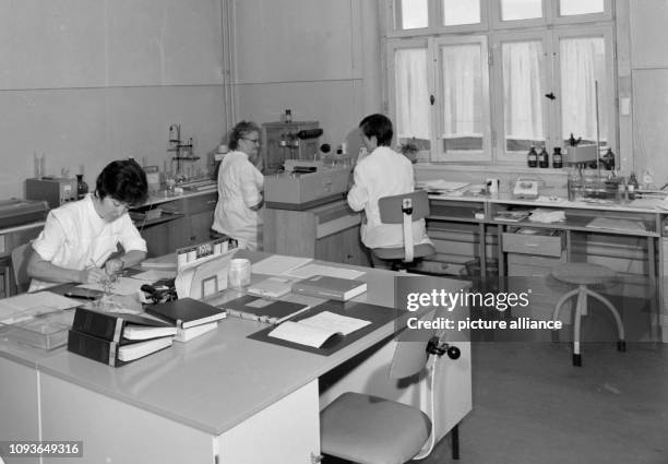 Das Städtische Krankenhaus in Jena, Mitarbeiter in einem Labor, am . . Foto: FSU-Fotozentrum