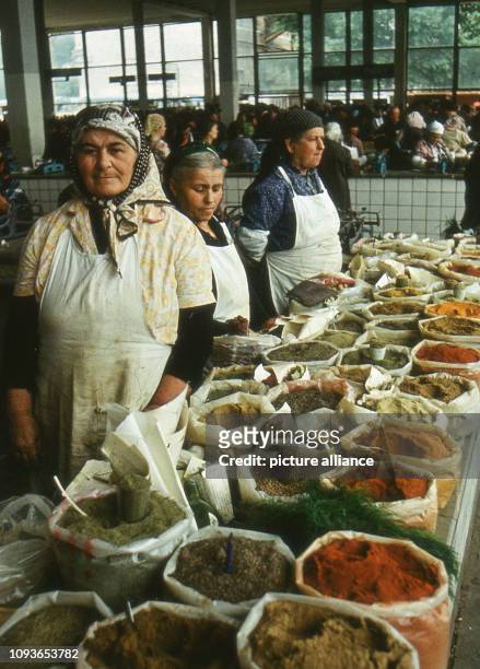 Diese privaten Händlerinnen bieten auf einem der Märkte in der grusinischen Hauptstadt Tbilissi eine große Vielfalt an Gewürzen an, aufgenommen im...