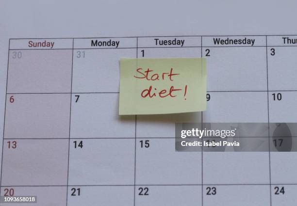 close-up of "start diet" written on calendar - diet journal - fotografias e filmes do acervo