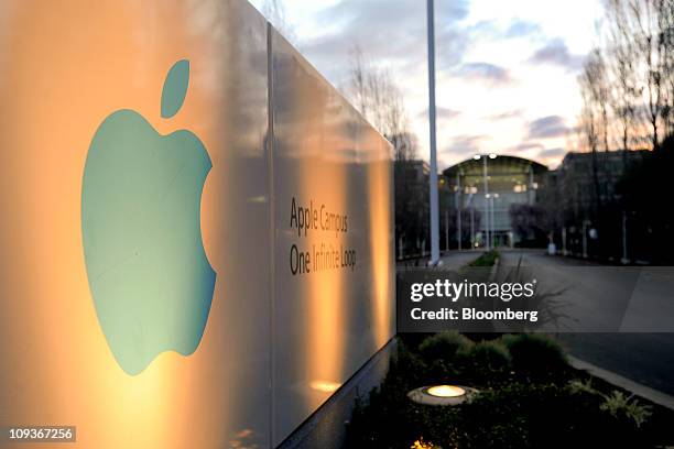 Apple Infinite Loop Photos and Premium High Res Pictures - Getty Images