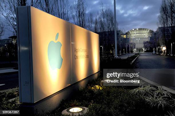 Apple Infinite Loop Photos and Premium High Res Pictures - Getty Images