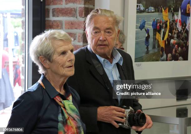 Der 86-jährige Fotograf Erich Schutt nimmt am mit der Fotokamera in der Hand neben seiner Frau Anneliese Schutt an der Eröffnung einer Ausstellung...