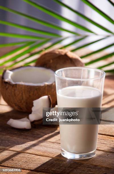 kokosnoot op houten tafel - kokosmelk stockfoto's en -beelden