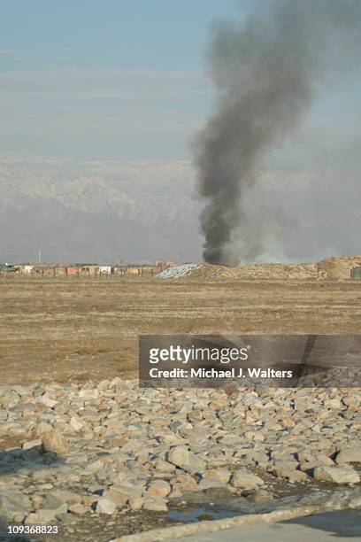 trash burn pit in bagram, afghanistan - military operations in afghanistan imagens e fotografias de stock