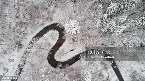 Vista aérea de una carretera con curvas en invierno