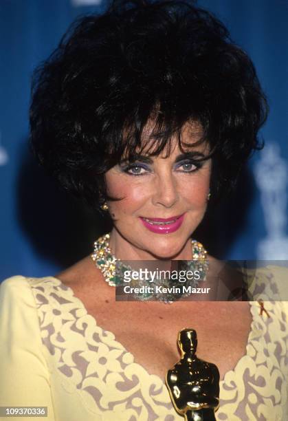 Elizabeth Taylor poses with her oscar at the 65th Annual Academy Awards at the Shrine Auditorium on March 29, 1993 in Los Angeles, California.