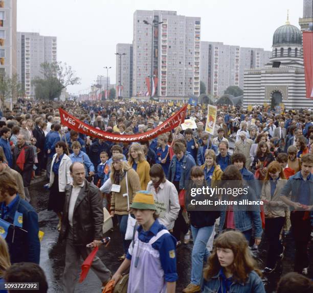 Tausende Mitglieder der DDR-Jugendorgorganisation FDJ an der Zeppelinstraße/Breite Straße in Potsdam laufen zu einer zentralen Kundgebung zum Platz...